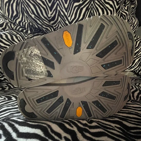 NWTinB UGG ISLEY WATERPROOF BOOTS WHITE SZ 9.5 RARE - Picture 5 of 12